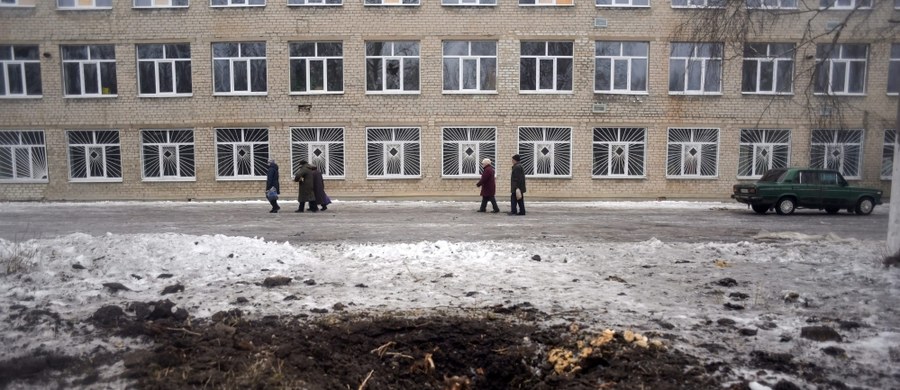 Zmniejsza się napięcie w Donbasie, głównie w okolicach Awdijiwki, gdzie od końca grudnia toczyły się krwawe walki - ocenia Pawło Żebriwskij, szef Donieckiej Wojsko-Cywilnej Administracji. Separatyści twierdzą jednak, że ukraińska armia przygotowuje się do szturmu i ściąga do Donbasu wyrzutnie rakiet "Toczka" klasy ziemia-ziemia.