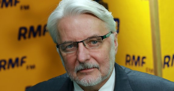 Minister spraw zagranicznych pytany w Porannej rozmowie w RMF FM o to, czy Polska poprze kandydaturę Donalda Tuska na drugą kadencję szefa Rady Europejskiej, powiedział: „Wszystko zależy od pana Donalda Tuska, czy pan Donald Tusk pojawi się w Polsce, podejmie poważną rozmowę z władzami polskimi, przedstawi jakąś koncepcję, powie co zrobił przez dwa lata jako szef Rady Europejskiej i co chce zrobić przez następne dwa lata”. „Niech próbuje” - stwierdził. "Dla mnie jest to kuriozalna sytuacja, iż przedstawiciel danego kraju nie wnosi tej prośby w swoim kraju, tylko przedstawia ją na arenie międzynarodowej" - ocenił gość Roberta Mazurka. Dopytywany o to, czy nie będzie to groteskowe, że Tuska poprą wszyscy poza Polską, odparł: „Jak na razie to groteskowo zachowuje się Donald Tusk, który ignoruje własne państwo”. Podczas rozmowy poruszono także temat rozpoczynającej się wizyty kanclerz Niemiec Angeli Merkel. „Nie dążymy do żadnego przełomu w relacjach polsko-niemieckich, dlatego że nie ma żadnej zapaści, która wymagałaby jakiegoś przełomu” - powiedział minister. „Będziemy rozmawiać o sprawach trudnych, które rzutują na nasza gospodarkę” - zapowiedział. „Jeśli decyzje gospodarcze w UE by szły w tym kierunku, jaki proponują niektórzy politycy europejscy, czy Komisja Europejska, to oznaczałoby wielkie straty dla polskiej gospodarki, dla polskiej energetyki. Będziemy przede wszystkim na ten temat rozmawiać: - poinformował szef polskiej dyplomacji.