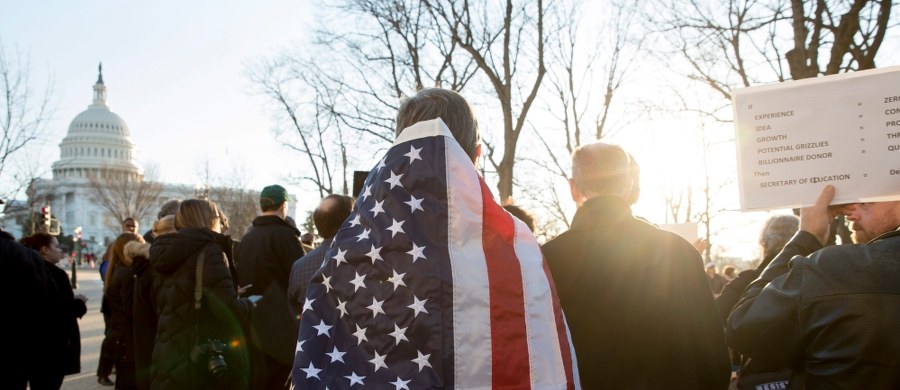 ​Zdaniem przedstawicieli nowej administracji, urzędnicy instytucji i agencji federalnych celowo blokują wprowadzanie w życie rozporządzeń prezydenta Donalda Trumpa, bądź opieszale spełniają jego polecenia.