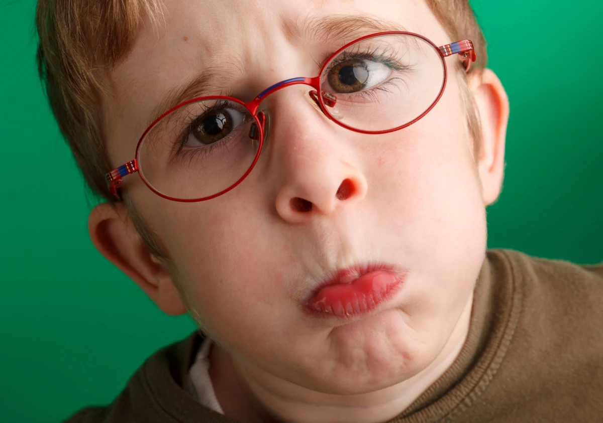 Naukowcy wiedzą już od pewnego czasu, że rosnąca liczba przypadków krótkowzroczności u dzieci wiąże się z nadmiarem sztucznego światła. Przekonują, że dzieci za mało czasu spędzają na zewnątrz, w naturalnym świetle i to sprawia, że wcześnie muszą zakładać okulary. Badacze z Northwestern University odkryli teraz komórki siatkówki, których aktywność ulega w sztucznym świetle zakłóceniu. Piszą o tym na łamach czasopisma "Current Biology". Ta wiedza może pomóc skuteczniej chronić wzrok.