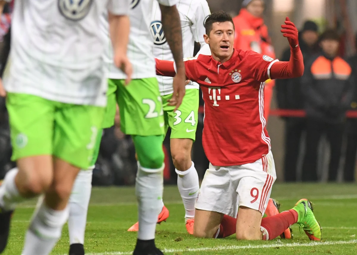 Broniący trofeum piłkarze Bayernu Monachium awansowali do ćwierćfinału Pucharu Niemiec. Pokonali przed własną publicznością VfL Wolfsburg 1:0. Robert Lewandowski rozegrał cały mecz w barwach gospodarzy, a Jakub Błaszczykowski był rezerwowym gości.