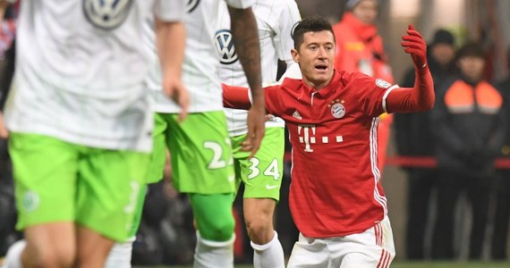 Broniący trofeum piłkarze Bayernu Monachium awansowali do ćwierćfinału Pucharu Niemiec. Pokonali przed własną publicznością VfL Wolfsburg 1:0. Robert Lewandowski rozegrał cały mecz w barwach gospodarzy, a Jakub Błaszczykowski był rezerwowym gości.