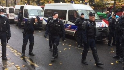 Czwarta noc starć młodzieżowych band z policją w imigranckich gettach pod Paryżem