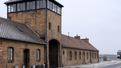 Wyryli swoje nazwiska na głównej bramie Auschwitz. Jest wyrok