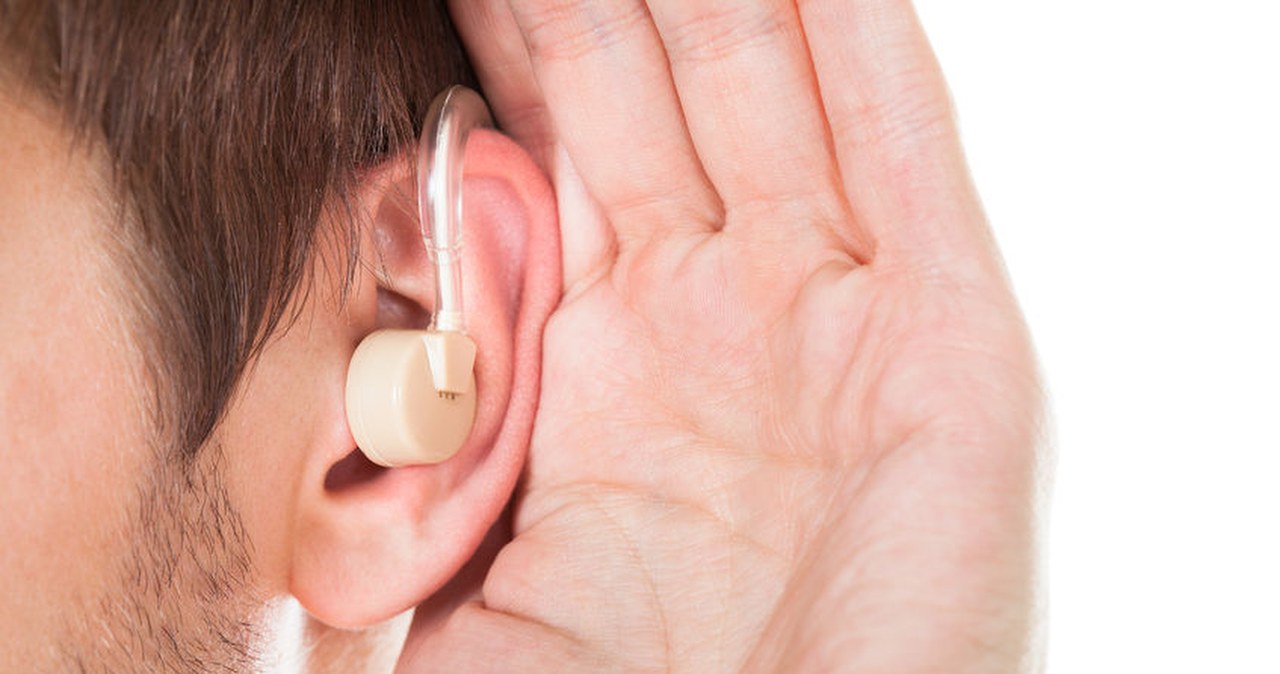 Noszenie aparatów słuchowych skutecznie chroni przed demencją u seniorów