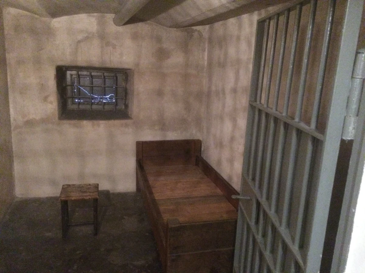 Inskrypcje napisane, bądź wyryte na ścianach lubelskiego aresztu "Pod zegarem" odsłonięte po 70 latach. Niektóre zachowały się wyjątkowo dobrze i są w pełni czytelne. Pochodzą z czasów aresztu gestapo i późniejszego NKWD. „Pod zegar” trafiali więźniowie polityczni, którzy byli w brutalny sposób przesłuchiwani.