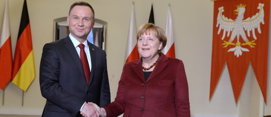 Prezydent Andrzej Duda powiedział, że podczas rozmowy z kanclerz Niemiec Angelą Merkel wyraził zdumienie, że są poważni politycy w Europie, którzy pozwalają sobie na zupełnie niepotrzebne "wycieczki" pod adresem USA i prezydenta Donalda Trumpa.