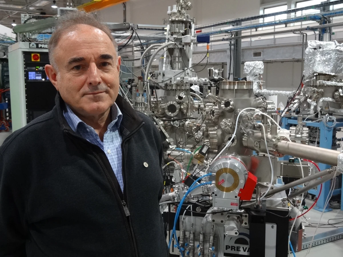 Synchrotron SOLARIS, najnowocześniejsze urządzenie naukowe w Polsce - nie będzie dostępne do badań w tym roku, jak wcześniej zapowiadano - dowiedział się reporter RMF FM. Dłużej, niż się spodziewano trwa proces kalibrowania linii badawczych. W rozmowie z Grzegorzem Jasińskim, dyrektor Narodowego Centrum Promieniowania Synchrotronowego uspokaja, że sam synchrotron pracuje bez zarzutu. Prawdopodobnie w połowie roku rozpocznie się zbieranie wniosków badawczych, a praca nad nimi będzie możliwa od początku przyszłego roku. Do współpracy w kalibrowaniu aparatury zostaną jeszcze w tym roku zaproszeni tak zwani "expert users", zespoły naukowe z dużym doświadczeniem pracy z wykorzystaniem synchrotronów. Ich uwagi pomogą w doprowadzeniu linii badawczych do pełnej gotowości.