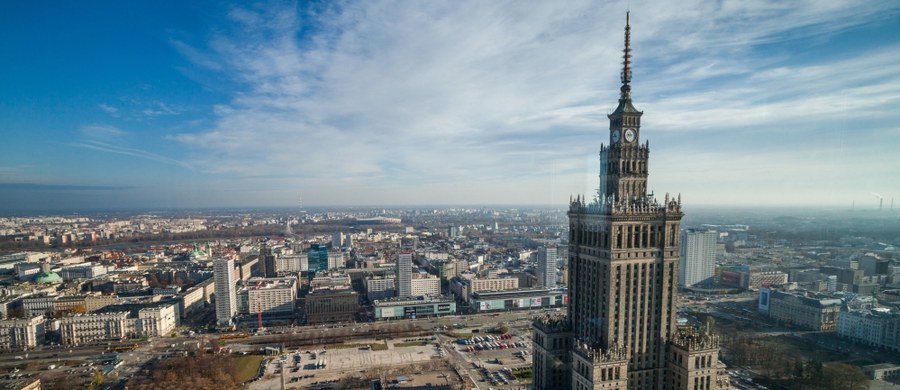 "Samorządowcy Platformy robią wszystko, żeby storpedować dobrą zmianę, a kolejną dobrą zmianą jest utworzenie aglomeracji warszawskiej" - mówi mi posłanka PiS Barbara Dziuk, która podpisała się pod projektem ustawy. Jej zdaniem na powiększeniu stolicy skorzystają mieszkańcy Warszawy. I mówi o wygodniejszej komunikacji miejskiej i inwestycjach w transport, ale na pytanie o to, ile jest linii metra w Warszawie, nie potrafi odpowiedzieć. Posłowie PiS, którzy chcą powiększenia granic Warszawy nie potrafili odpowiedzieć na proste pytania na temat stolicy. Dopytywani o szczegóły, udzielali niejasnych odpowiedzi.