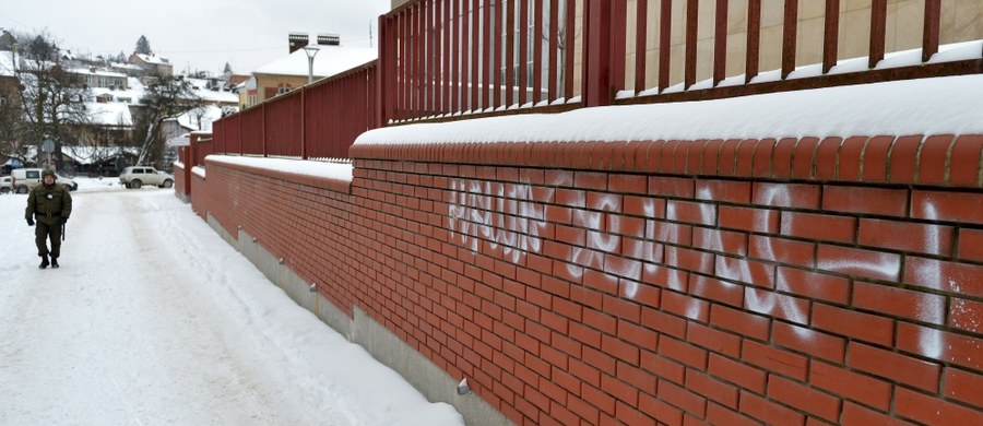 MSZ Ukrainy potępiło akt wandalizmu wobec konsulatu Polski we Lwowie. Konsulat został oblany w nocy czerwoną farbą, a na jego parkanie nieznani sprawcy napisali sprayem po ukraińsku "Nasza ziemia". 