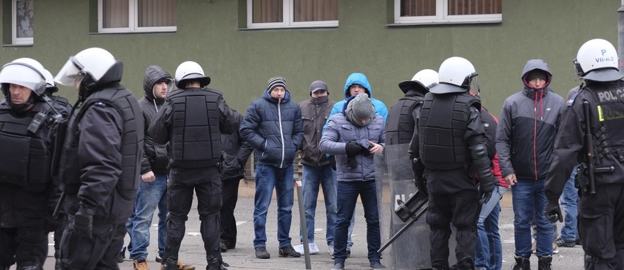 Policja zatrzymała dziewięć osób w trakcie nielegalnej demonstracji przed siedzibą Katowickiego Holdingu Węglowego. Przed południem zebrała się tam około 80-osobowa grupa domagająca się wypłaty zaległych "czternastek".  