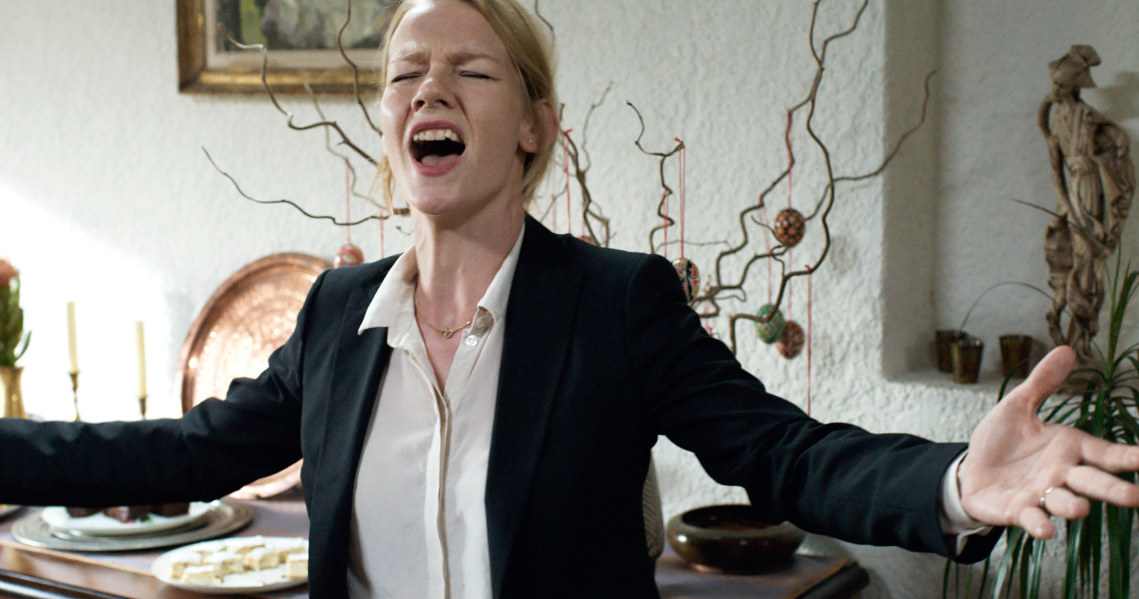 Dystrybutor filmu "Toni Erdmann" - Gutek Film - udostępnił fragment obrazu Maren Ade, w którym odtwórczyni głównej roli Sandra Hüller śpiewa przebój Whitney Houston "Greatest Love of All". 