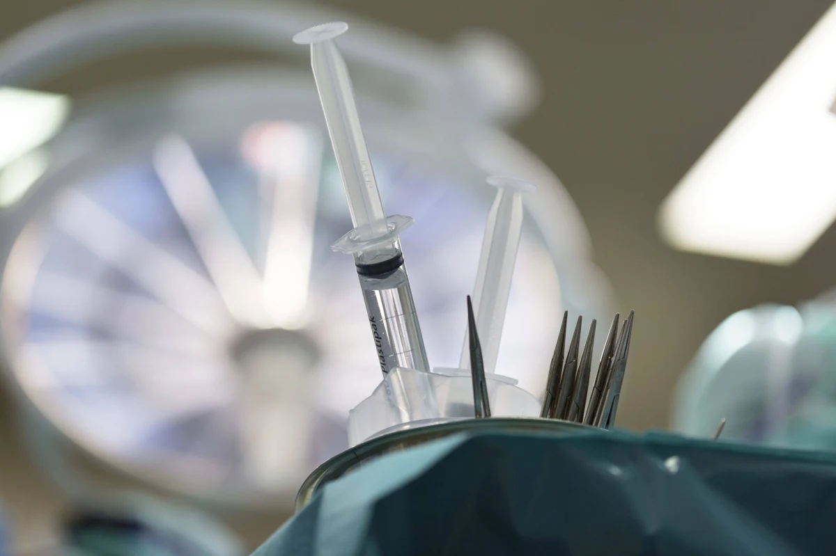 Na kary grzywny skazał łódzki sąd troje lekarzy z jednego z łódzkich szpitali, oskarżonych o narażenia życia i zdrowia pacjentów w tym 23-latka, który w 2010 r. zmarł w placówce po operacji przegrody nosowej. ​Według biegłych mężczyzna po operacji zamiast na salę wybudzeniową trafił na salę ogólną. Tam udusił się własną krwią. "Lekarzy zawiodła rutyna" - uznał sąd.