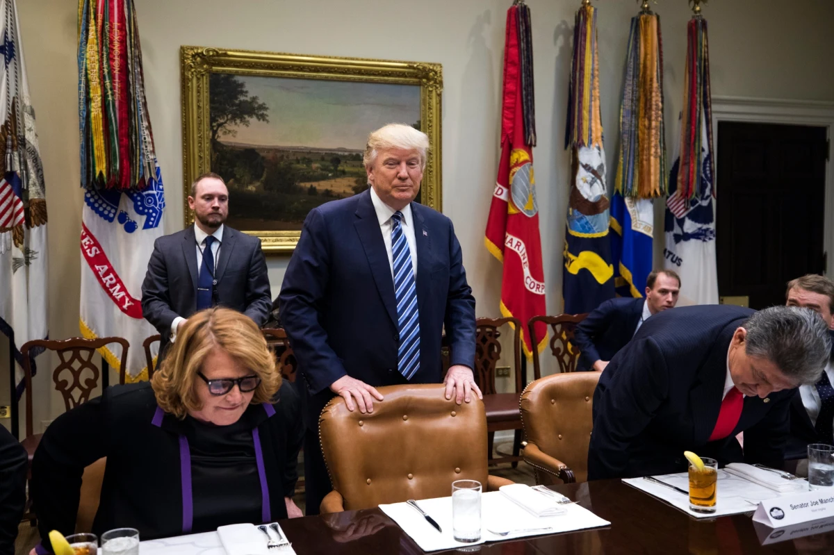 Donald Trump odbył pierwszą po objęciu prezydentury rozmowę telefoniczną z Władimirem Putinem. Głowa państwa Rosji zapytała podczas niej o możliwości przedłużenia zawartego w 2010 roku układu ograniczającego liczbę głowic nuklearnych o potocznej nazwie Nowy START. Według Reutersa, Trump miał wówczas poprosić o przerwę, by doradcy wyjaśnili mu, o jaki układ chodzi. 