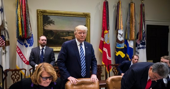 Donald Trump odbył pierwszą po objęciu prezydentury rozmowę telefoniczną z Władimirem Putinem. Głowa państwa Rosji zapytała podczas niej o możliwości przedłużenia zawartego w 2010 roku układu ograniczającego liczbę głowic nuklearnych o potocznej nazwie Nowy START. Według Reutersa, Trump miał wówczas poprosić o przerwę, by doradcy wyjaśnili mu, o jaki układ chodzi. 