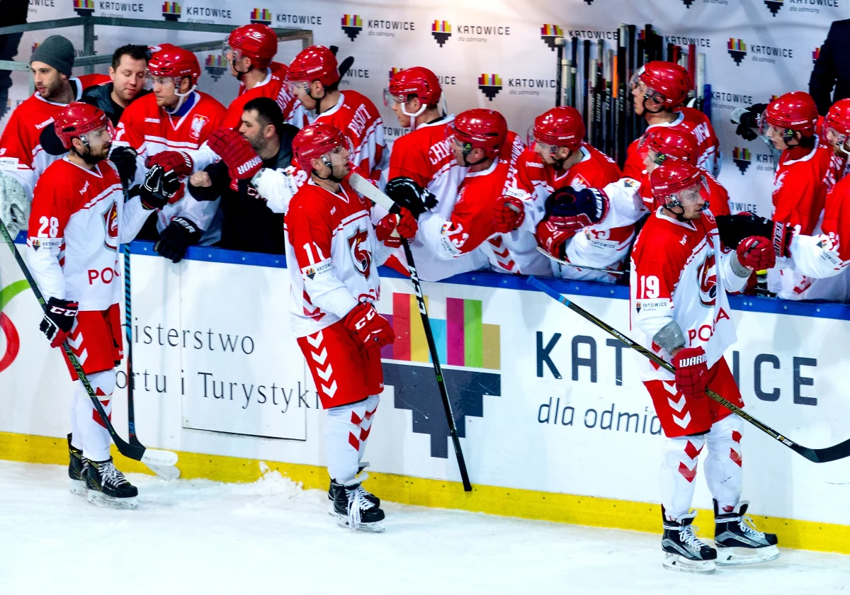 Polska przegrała ze Słowenią 1:4 (1:0, 0:2, 0:2) w swoim pierwszym meczu rozgrywanego w Katowicach hokejowego turnieju EIHC. We wcześniejszym czwartkowym spotkaniu Ukraina pokonała po dogrywce Włochy 4:3 (2:3, 1:0, 0:0, d.1:0).