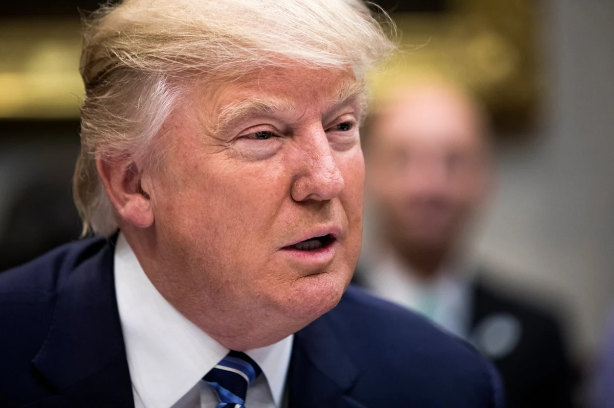 Troje sędziów Federalnego Sądu Apelacyjnego w San podtrzymało decyzję Jamesa Robarta, sędziego z federalnego sądu okręgowego w Seattle, który wstrzymał wykonywanie dekretu prezydenta USA o czasowym ograniczeniu imigracji. Sąd Apelacyjny uznał, że dekret Donalda Trumpa z 27 stycznia jest niezgodny z Konstytucją, odrzucając tym samym argumenty jego administracji.