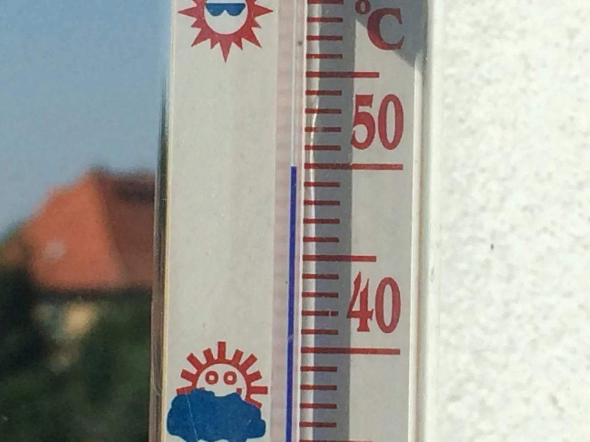 Największe fabryki na wschodzie Australii wstrzymały produkcję. Władze apelują do mieszkańców, żeby nie gotowali i nie oglądali TV. Ma to zapobiec przeciążeniu sieci energetycznej. Nad kraj nadciąga fala upałów. 