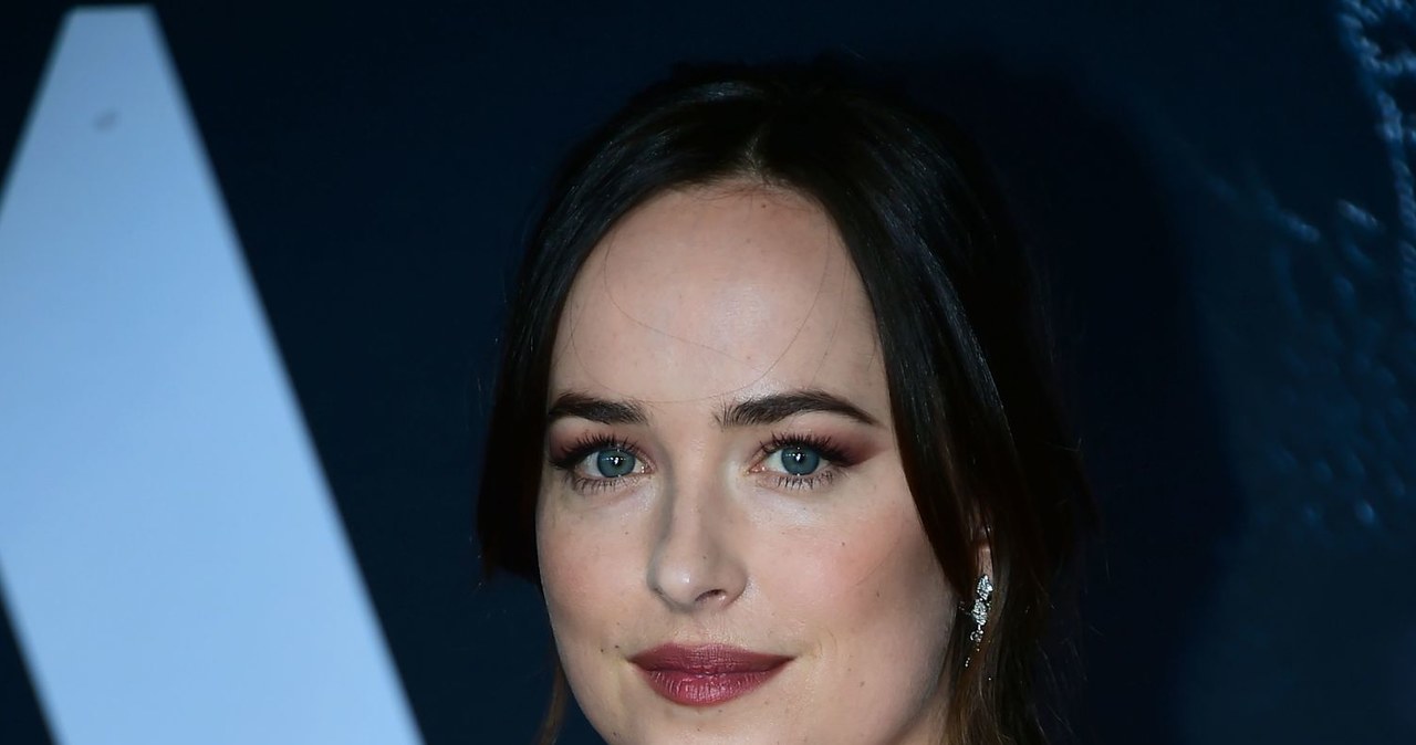 Od piątku w kinach oglądać możemy "Ciemniejszą stronę Greya", czyli drugą część słynnego erotyku "Pięćdziesiąt twarzy Greya". Dakota Johnson, odtwórczyni roli Anastasii Steele, zdradza, jakie perypetie spotkają bohaterów w sequelu.