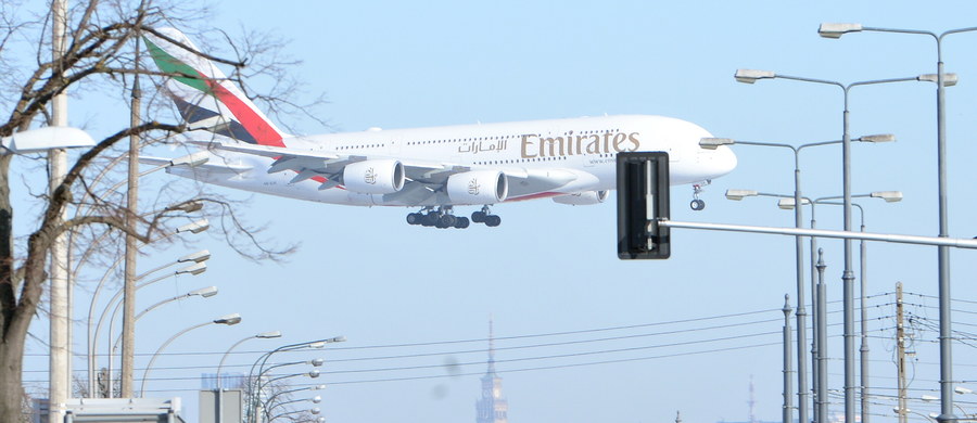 Airbus A380, największy samolot pasażerski na świecie, wylądował na Lotnisku Chopina w Warszawie. Powodem jest 4. rocznica połączenia Warszawa-Dubaj linii Emirates.