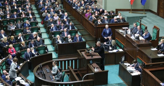 Powołanie komisji weryfikacyjnej ds. reprywatyzacji nieruchomości w Warszawie zakłada rządowy projekt ustawy przyjęty w piątek przez Sejm. W skład komisji wejdą: powoływany przez premiera przewodniczący oraz ośmiu członków komisji. Będzie ona mogła m.in. uchylić decyzję reprywatyzacyjną. Za ustawą głosowało 252 posłów, przeciw było 144, wstrzymało się od głosu 25 posłów.