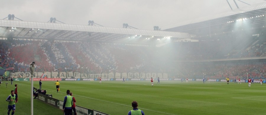 W przekonaniu większości Polaków, wielbiciel Ekstraklasy jest albo wariatem, albo masochistą. Wydaje mi się jednak, że fan naszej rodzimej piłki zasługuje na zupełnie inne określenie. Nie przeczę - jestem wariatem. Niektóre widowiska - jak w piosence Kultu - były tak brzydkie, że pękały oczy. Jednak będę stał na stanowisku, że kibic Ekstraklasy nie zasługuje na pejoratywne określenia.