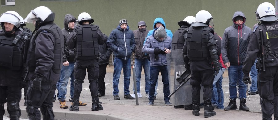 Dwaj najbardziej agresywni mężczyźni zatrzymani wczoraj podczas nielegalnej demonstracji przed siedzibą Katowickiego Holdingu Węglowego odpowiedzą za chuligański wybryk i udział w zbiegowisku. 