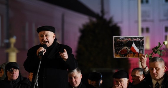 "Jesteśmy z tobą Beato i jesteśmy przekonani, że po krótkim pobycie w szpitalu będziesz znowu z nami, będziesz na czele rządu" - powiedział prezes PiS Jarosław Kaczyński w Warszawie odnosząc się do wypadku kolumny rządowej, w której poszkodowana została premier.