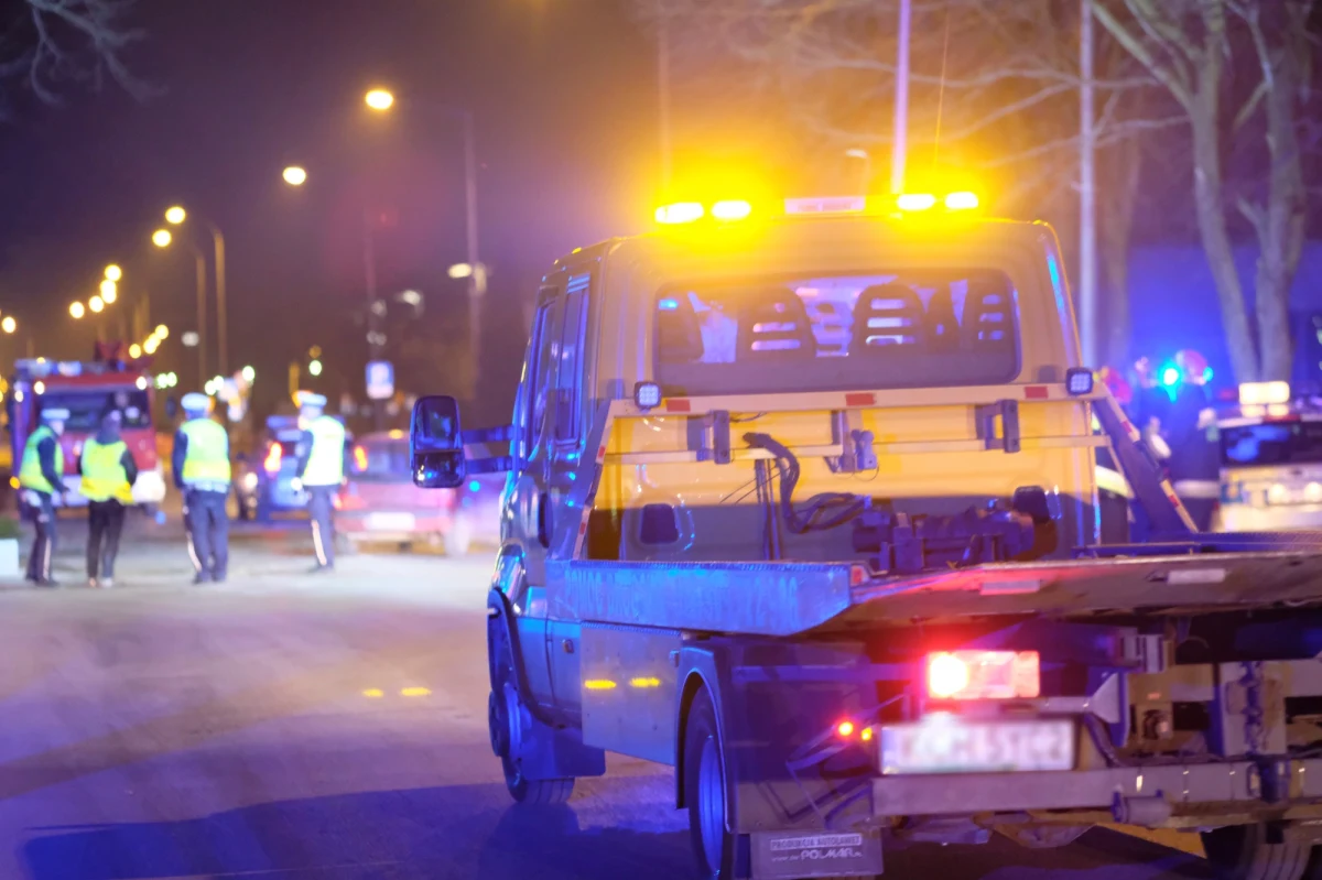 "Prędkość kolumny z limuzyną premier Beaty Szydło, która uległa wypadkowi w Oświęcimiu, raczej nie była nadmierna. Przed zdarzeniem kolumna opuściła rondo, to dosłownie kilkadziesiąt metrów" - poinformował rzecznik małopolskiej policji Sebastian Gleń.