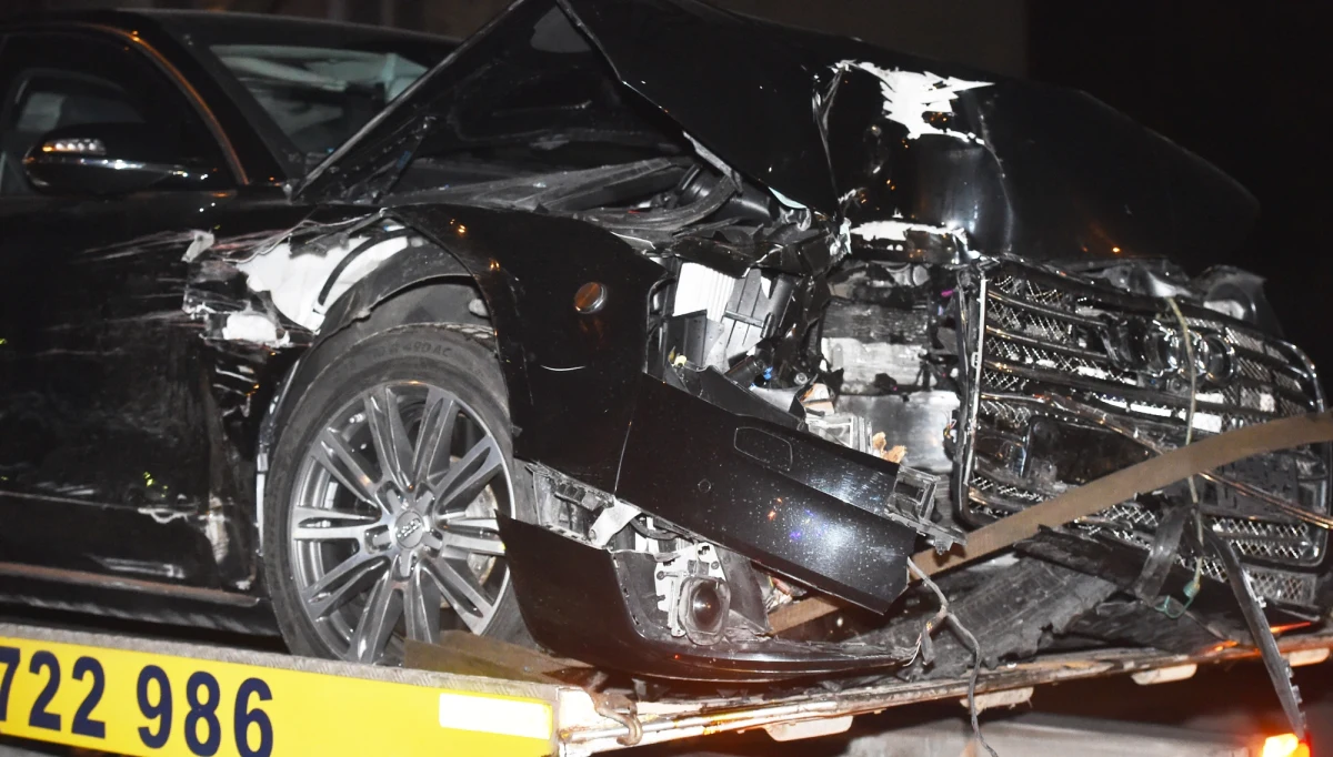 Premier Beata Szydło wciąż przebywa w szpitalu po wypadku rządowej kolumny w Oświęcimiu. Szefowa rządu została przewieziona do Wojskowego Instytutu Medycznego przy ulicy Szaserów w Warszawie. Na leczeniu i obserwacji może spędzić jeszcze nawet kilka dni, ale instytut stanowczo odmawia podania jakichkolwiek informacji na temat stanu jej zdrowia. W wypadku kolumny rządowej w Oświęcimiu poszkodowane zostały trzy osoby. Doszło do niego w piątek przed godziną 19:00. Kolumna trzech samochodów, w której pojazd premier Beaty Szydło jechał w środku, wyprzedzała fiata seicento. Jego kierowca przepuścił pierwszy samochód, a następnie zaczął skręcać w lewo i zderzył się z autem szefowej rządu. Kierowca limuzyny rządowej próbując uniknąć skutków zderzenia odbił w lewo. Na poboczu uderzył w drzewo - powiedział rzecznik małopolskiej policji Sebastian Gleń.