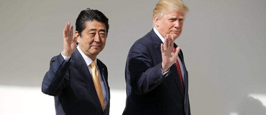 Prezydent USA Donald Trump, występując w piątek na wspólnej konferencji prasowej z szefem japońskiego rządu Shinzo Abe, zapowiedział podjęcie nowych działań zwiększających bezpieczeństwo kraju. Potwierdził także zaangażowanie USA na rzecz bezpieczeństwa Japonii. "Będziemy działać bardzo pospiesznie w celu zapewnienia dodatkowego bezpieczeństwa naszego kraju, zobaczycie w przyszłym tygodniu" – powiedział Trump. Nie ujawnił jednak żadnych szczegółów. "Nie po to się tutaj spotkaliśmy" - dodał.