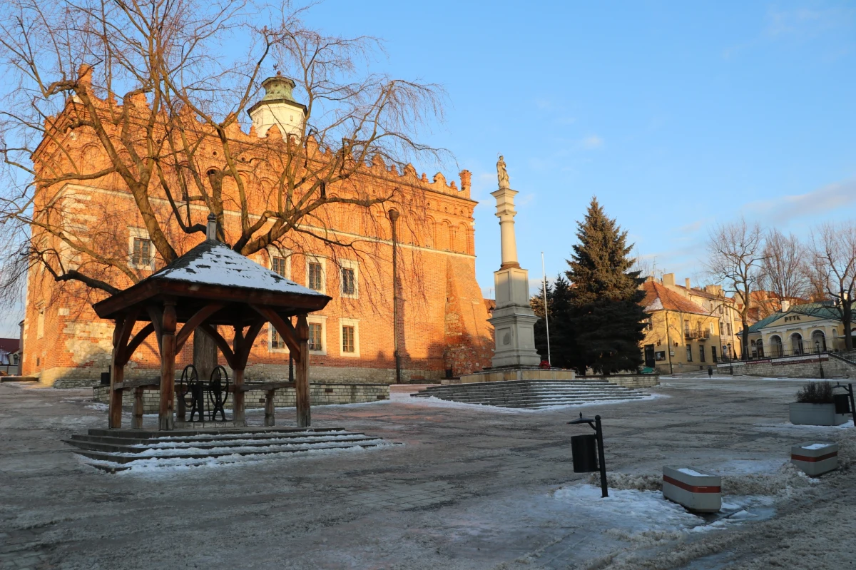 Sandomierz nie przez przypadek nazywany jest Małym Rzymem, leży bowiem na 7 wzgórzach. Jego wielowiekowa historia pozostawiła tutaj bardzo liczne i cenne zabytki. Miasto upodobali sobie twórcy filmów i pisarze. Sandomierz był Twoim Miastem w Faktach RMF FM.