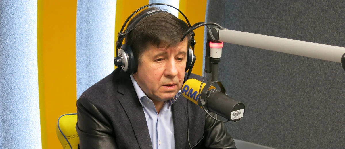 Myślę, że nie było to 50 km/h - tak mówi w RMF FM gen. Marek Janicki o prędkości, z którą poruszała się wczoraj kolumna wioząca premier Beatę Szydło. "Poza tym, dlaczego mucha zrzuciła z drogi słonia?" - zastanawia się Janicki. "Nie wiem, czy nie było szans na wyprowadzenie samochodu, nie będę polemizował, czy kierowca, który to prowadził, był odpowiednim człowiekiem na odpowiednim miejscu w tym samochodzie" - dodaje gość Tomasza Skorego. Gen. Janicki podkreśla, że należy zastanowić się na rolą drugiego samochodu ochronnego. "Co robił samochód ochronny jadący z tyłu? Powinien zabezpieczyć samochód główny w ten sposób, że seicento nie miałoby prawa zbliżyć się do samochodu głównego" - podkreśla gen. Janicki. Dodaje, że serce mu krwawi, gdy widzi, co teraz się dzieje w BOR."„Za mojej bytności bywały lata, że nie mieliśmy nawet tzw. obcierki, kolizji" - mówi gość Tomasza Skorego. Zauważa, że sytuacja w BOR jest niepewna, pracownicy nie wiedzą, co będzie z nimi działo dalej, są zdesperowani, myślą, czy będą zwalniani. 