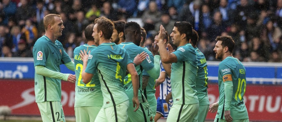 Broniący tytułu piłkarze Barcelony rozgromili w Vitorii ekipę Alaves 6:0 w meczu 22. kolejki ekstraklasy i awansowali na pierwsze miejsce w tabeli. Rozegrali jednak o trzy spotkania więcej niż drugi w tabeli Real, który wieczorem zmierzy się z ostatnią Osasuną.