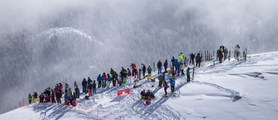 Prawie trzy godziny czekali w sobotę na start w zjeździe alpejczycy rywalizujący w mistrzostwach świata w szwajcarskim St Moritz. W tym czasie zdążyli zgłodnieć, więc przekąski dostarczono im... helikopterem. Ostatecznie pogoda uniemożliwiła rozegranie zawodów.