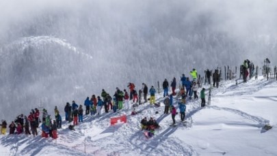 Helikopter dostarczył przekąski zawodnikom czekającym na start w St Moritz