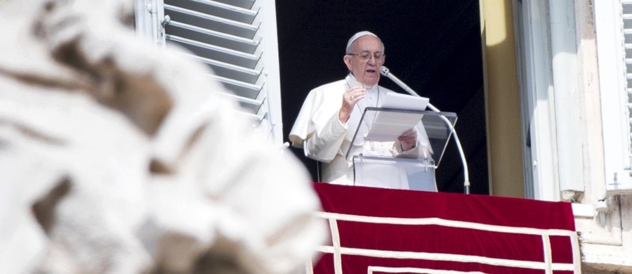 "Nie obrażajcie innych" - apelował papież Franciszek do wiernych podczas spotkania na modlitwie Anioł Pański w Watykanie. "Jesteśmy przyzwyczajeni do obrażania" - dodał i podkreślił, że ludziom przychodzi to tak łatwo, jak powiedzieć "dzień dobry".