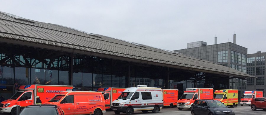 Przez godzinę zamknięte było lotnisko w Hamburgu. Nieznana substancja sprawiła, że personel i pasażerowie skarżyli się na łzawienie i ból oczu oraz kaszel. 50 osób trafiło pod opiekę lekarską. 
