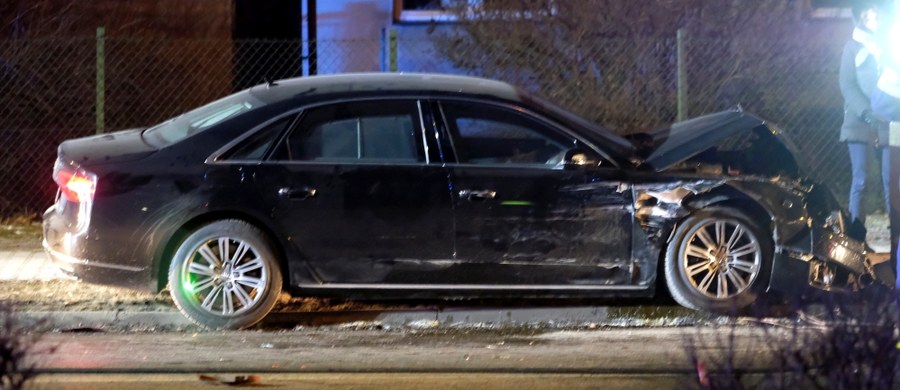 "Widziałem w tylnym lusterku zbliżające się auto, które jechało na sygnałach świetlnych" - miał zeznać 21-letni kierowca seicento, który w piątek w Oświęcimiu uderzył w samochód wiozący Beatę Szydło. Do wyjaśnień mężczyzny jako pierwsi dotarli reporterzy śledczy RMF FM. 