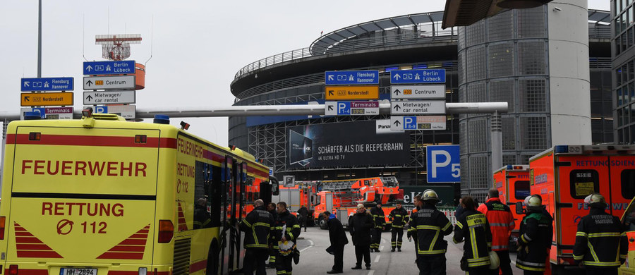 To gaz był przyczyną niedzielnego zamknięcia lotniska w Hamburgu. 9 poszkodowanych przewieziono do szpitali. Według policji nie był to zamach terrorystyczny. Po południu port został ponownie otwarty.
