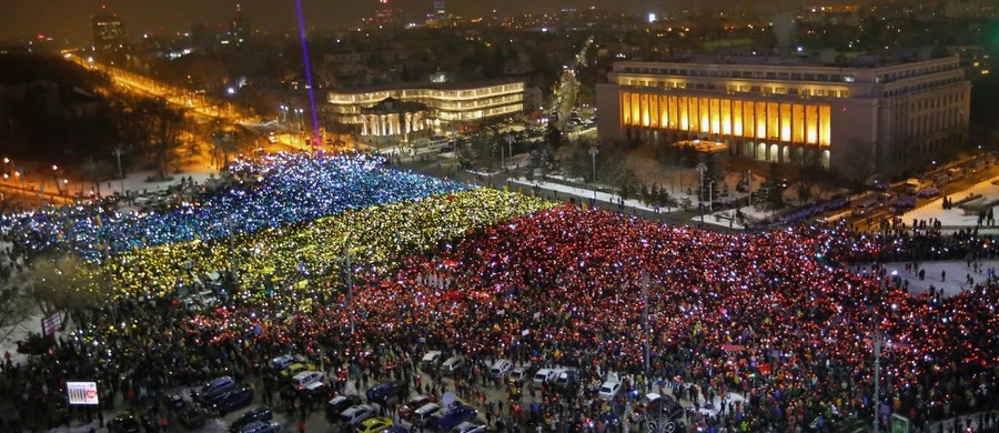 Kilkadziesiąt tysięcy demonstrantów zgromadziło się w Bukareszcie i innych miastach Rumunii, domagając się dymisji rządu. To 13. z rzędu dzień antyrządowych demonstracji, rozpoczętych w proteście wobec pomysłu wprowadzenia zmian w karaniu korupcji.