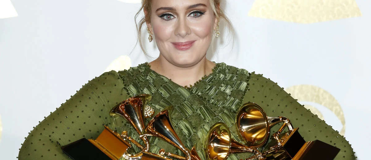 Brytyjska piosenkarka Adele triumfowała na 59. gali rozdania nagród Grammy, "muzycznych Oscarów". Jej utwór "Hello" zdobył tytuł najlepszej piosenki i nagrania roku. Nagrodę za nagranie muzyki chóralnej otrzymał album "Penderecki conducts Penderecki". Także w tym roku Adele miała problemy podczas występu na żywo. Na początku wykonania "Fastlove" w hołdzie dla George'a Michaela, zaczęła fałszować. Zaklęła. I postanowiła rozpocząć piosenkę od początku.