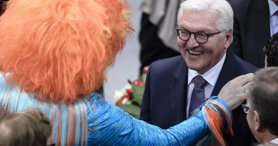 Angela Merkel i nowy prezydent Niemiec w objęciach drag ...