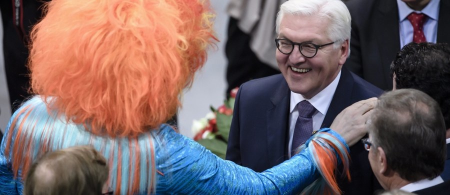 Angela Merkel w centrum grupki dyskutującej w Reichstagu podczas liczenia głosów oddanych na kandydatów na prezydenta Niemiec. Niby trudniej wyobrazić sobie mniej standardową scenkę polityczną. A jednak znana na całym świecie niemiecka kanclerz takiego zdjęcia jeszcze nie miała – obejmuje ją ramieniem Olivia Jones, najbardziej znana obecnie w Niemczech drag queen. 