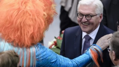 Angela Merkel i nowy prezydent Niemiec w objęciach drag queen. Te zdjęcia podbijają internet