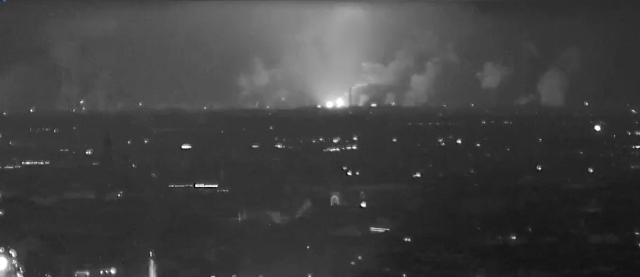 Nietypowe rozbłyski nad krakowską Nową Hutą. Po interwencji naszego dziennikarza sprawą zajął się Wojewódzki Inspektorat Ochrony Środowiska. Nietypowe nocne zjawiska, przypominające wybuchy, zarejestrowała kamera RMF FM. 