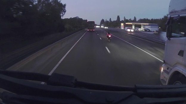 Ten motocyklista nie ceni chyba swojego życia. A może po prostu jest kompletnie pozbawiony wyobraźni? Bo żeby wpychać się między dwie olbrzymie ciężarówki, które właśnie się wyprzedzają? 