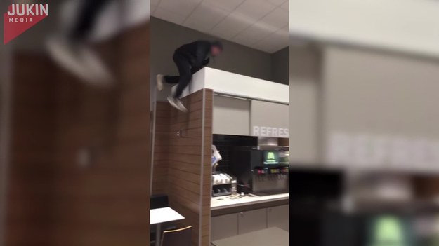 Ten facet postanowił wspiąć się na dach stanowiska z napojami w jednej z restauracji typu fast food. Finał był do przewidzenia.