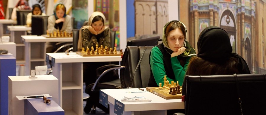 W Teheranie trwa najważniejsza szachowa impreza dla kobiet - mistrzostwa świata. Do Iranu nie przyjechało jednak kilka zawodniczek - panie zbojkotowały zawody, bo organizatorzy wymagali, by każda z pań występowała w zakrywającym głowę hidżabie.