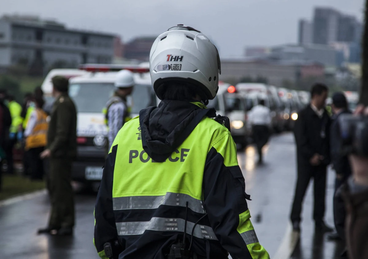 Co najmniej 32 osoby zginęły w wypadku autokaru wycieczkowego, do którego doszło na autostradzie niedaleko stolicy Tajwanu, Tajpej. 13 osób rannych przewieziono do szpitali - podały służby ratownicze. Nie wiadomo, jaka była przyczyna wypadku.